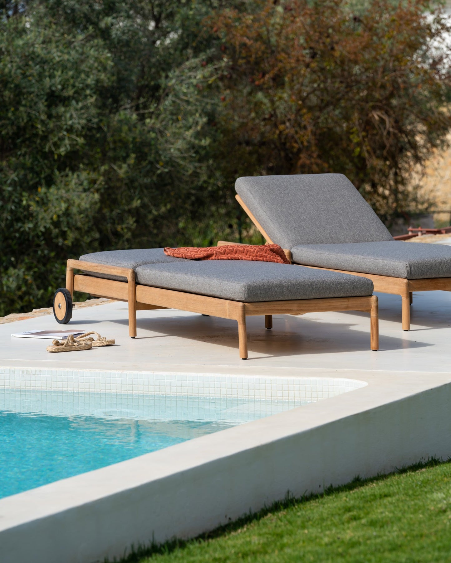 Mocha Jack Outdoor Adjustable Lounger