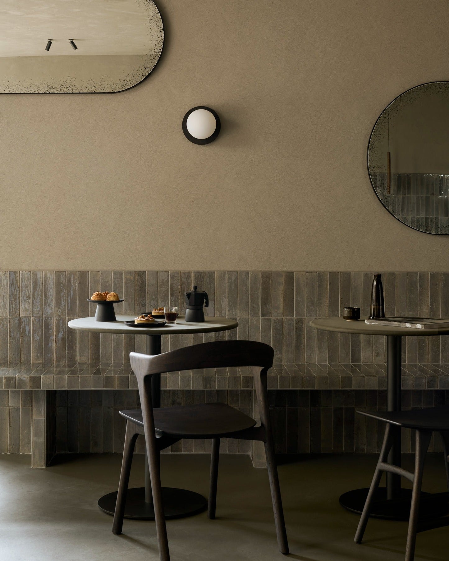 Muschio Blend Dining Table